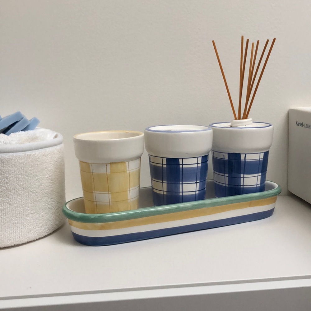 Bathroom vanity set in ceramic.
